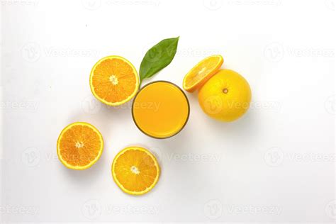 Suco De Laranja De Peda Os Frescos Em Vidro Isolado No Fundo Branco