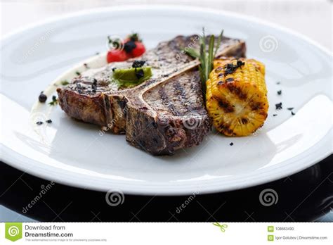 O Bife Do Osso De T Grelhou A Costeleta De Carne De Porco Suculenta Da