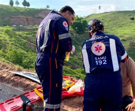 Carreta pedra de granito tomba na BR 101 em Eunápolis Mais Bahia