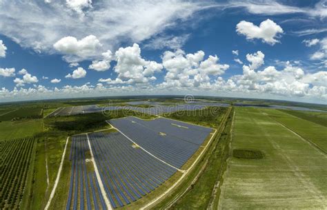 Vista A Rea De Una Gran Planta De Energ A El Ctrica Sostenible Con