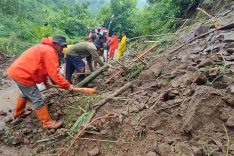 Tertutup Longsor Akses Jalan Di Kudus Jawa Tengah Sempat Terputus