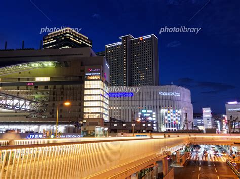 夜の大阪梅田 Jr大阪駅前の街並み 大阪ステーションシティとヨドバシカメラ 写真素材 6883541 フォトライブラリー