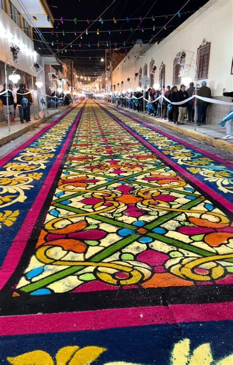 Con alfombras de aserrín Acatzingo realiza la Noche Mágica en honor