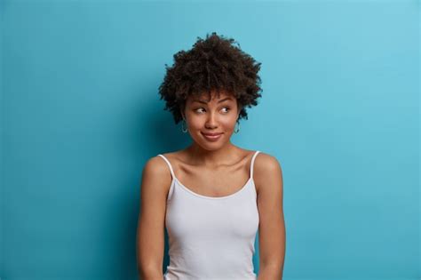 Mujer De Piel Oscura Positiva So Adora Con Cabello Afro Se Ve A Un Lado