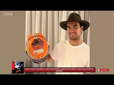 Checo Pérez presume su casco de edición especial de Indiana Jones para