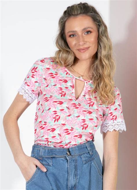 Blusa Folhagem Rosa Com Renda Nas Mangas Quintess