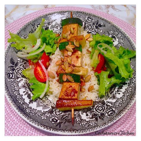 Espetadas de Tofu Courgete e Ananás Carlota entre tachos