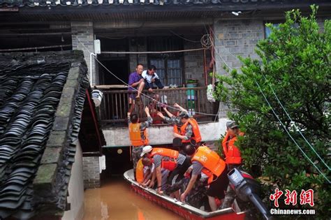 湖南溆浦县8人被洪水围困 救援人员穿越洪流营救组图 国际在线