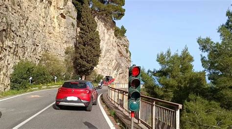 Sulla Strada Di Piano Di Sorrento Verso Positano Auto Passano Con Il