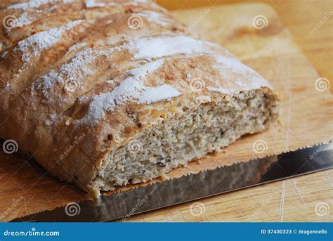 Sourdough Na Placa De Desbastamento Faca Imagem De Stock Imagem