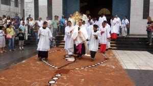 Fieis Participam Da Solenidade De Corpus Christi