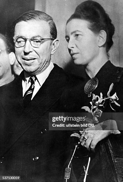 Jean Paul Sartre And Simone De Beauvoir Photos and Premium High Res ...