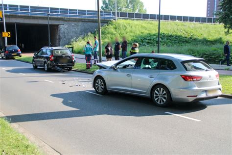 Flinke Schade Ontstaan Bij Botsing Tussen Twee Auto S N Gewonde Naar