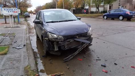 A meter el auto al garaje Otra vez chocaron vehículos estacionados y