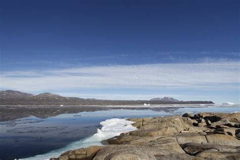 Härlig Sikt Av Fjärden På Qikiqtarjuaq Nunavut Fotografering för