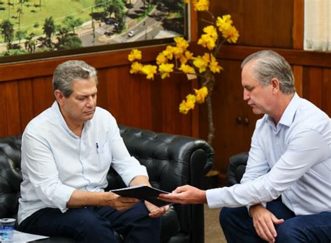 Itaipu Arrecada Mais De Mil Livros Para Bibliotecas Do Rio Grande Do