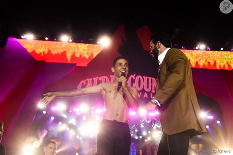 Fã tatuagem de Gusttavo Lima invade palco do cantor e ganha blazer