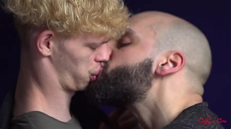 Vidéos mec barbu XVIDEOS