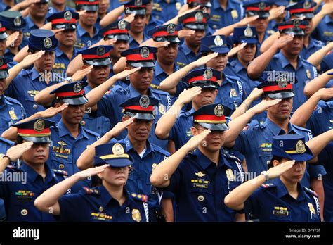 philippine national police pnp officers fotos und bildmaterial