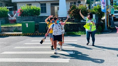 小學生舉手過馬路！台東國小生向駕駛鞠躬 扎根安全教育 交通 太報 Taisounds