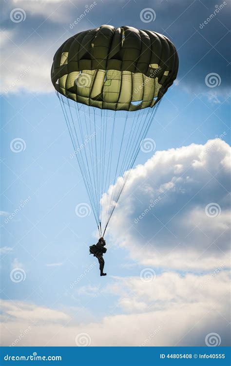 Paraquedista Na Guerra Foto De Stock Imagem De Saltador 44805408