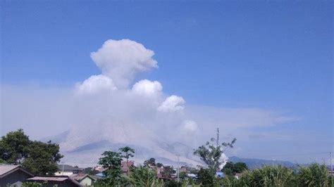 Lagi Gunung Sinabung Erupsi Guguran Awan Panas Meluncur Tinggi Kolom