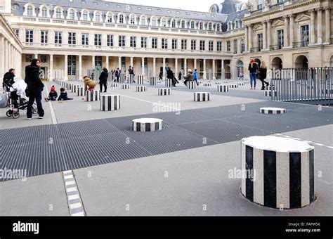 Les Deux Plateaux Colonnes de Buren una instalación de arte