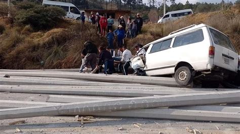 Trailer Que Transportaba Postes De Concreto Vuelca En La Toluca Naucalpan