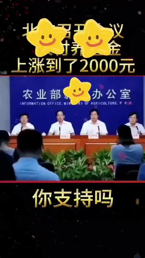 这本罗翔老师的《刑法学讲义》，强烈推荐每个人都要读一读！🔥 书中通过一个个冲击三观案例，用通俗易懂的语言为我们剖析法律常识！ 每个法盲都能读的懂！ 希望你在懂法的同时，也能维护自己的权益！ 罗