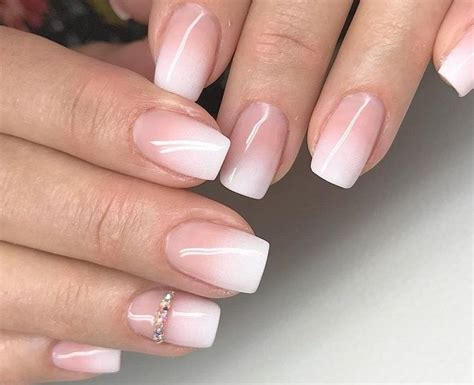 La manucure américaine est la dernière tendance ongles à essayer pour