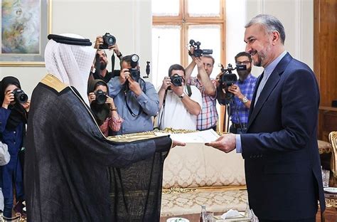 السفير السعودي الجديد يقدّم أوراق اعتماده لوزير الخارجية الإيراني