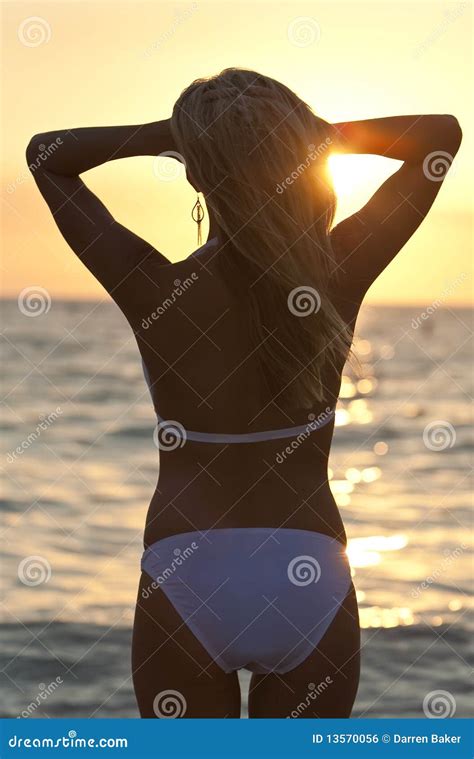 Donna Bionda Di Retrovisione Sulla Spiaggia In Bikini Al Tramonto