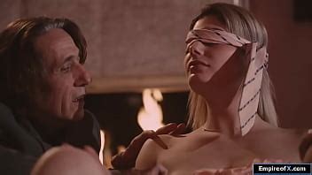 Viejo se mete los dedos y se folla a una pequeña rubia XVIDEOS