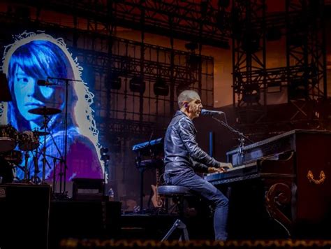 Calogero rend un hommage touchant à Françoise Hardy en chantant L