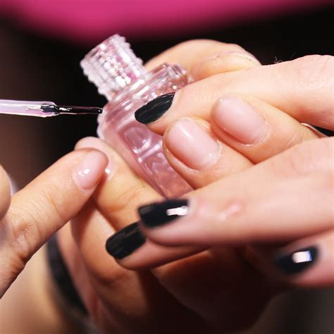 10 trucos para que tu esmalte de uñas dure intacto por MÁS tiempo Glamour