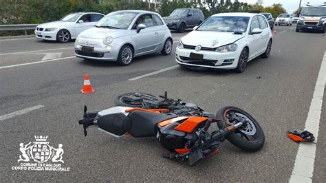 Cagliari Auto Tampona Moto Sull Asse Mediano Centauro All Ospedale