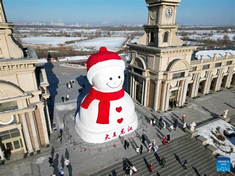 Boneco De Neve Gigante Chama Muita Aten O Em Harbin Xinhua