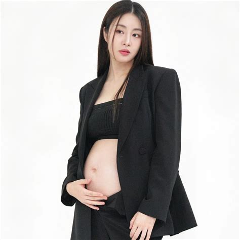 Update Kang Sora Reveals Behind The Scenes Glimpse Of Pregnancy Pictorial Soompi