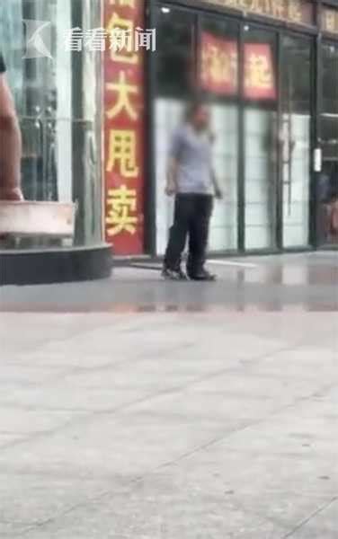 男子街头持剪刀伤人 民警持防暴盾当场制服男子街头持剪刀捅人致2伤 警民合力围堵终将其制服看看新闻网