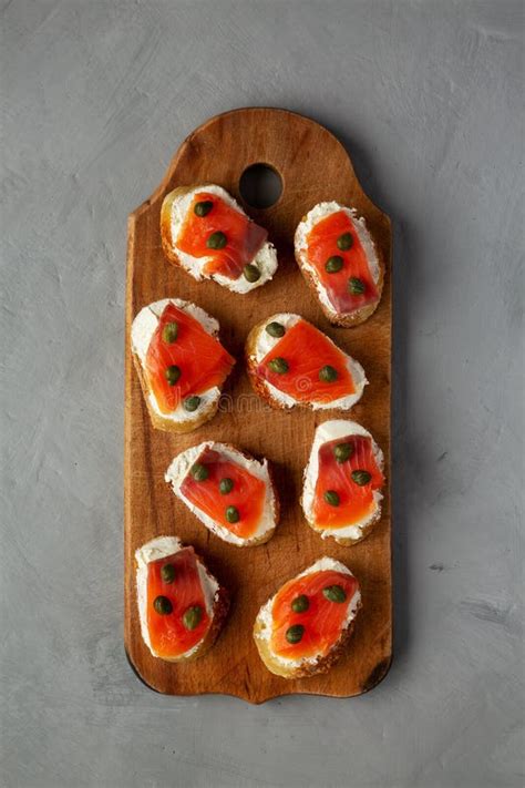 Crostini De Queso Crema Y Lox Caseros En La Parte Superior De Una Tabla