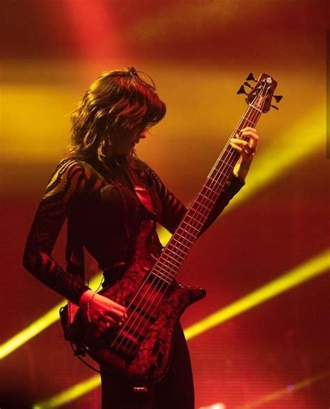 ale female guitarist aesthetic guitar playguitar gitaris latar