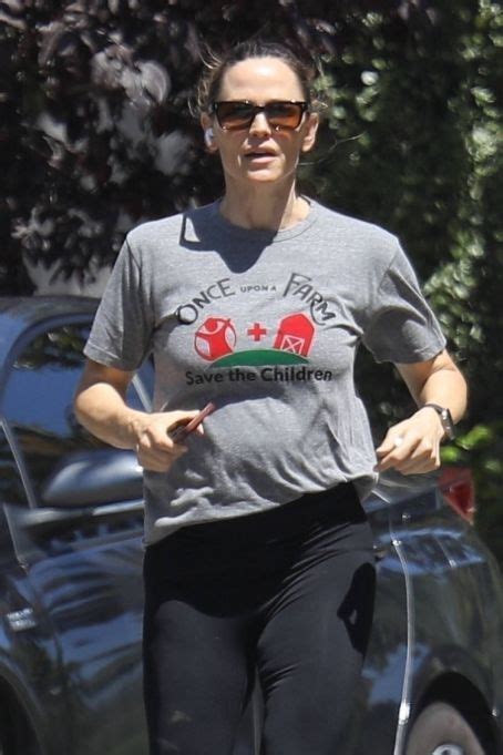 Jennifer Garner Going Out For A Run Around Brentwood Famousfix