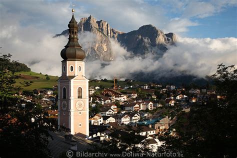 Kastelruth Kirche And Häuser Vor Dolomiten Panorama Des Schlern Südtirol