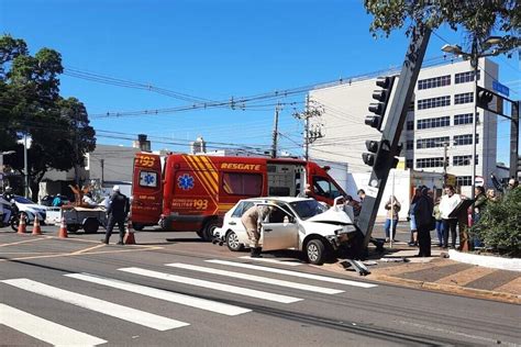 Carro atinge semáforo no cruzamento da Av Mato Grosso 13 de Maio