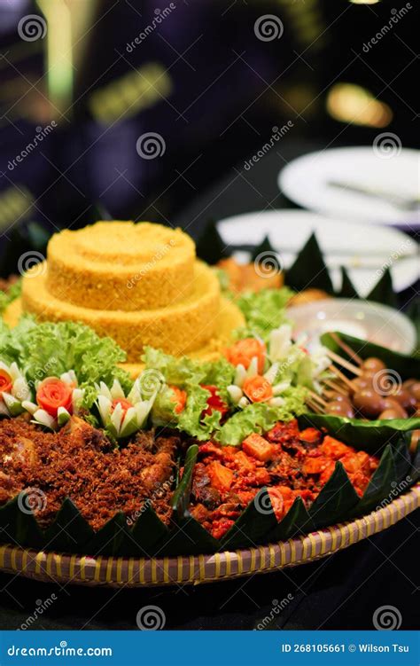 Alimentos Tradicionales De Indonesia Tumpeng Servir Con Arroz Amarillo