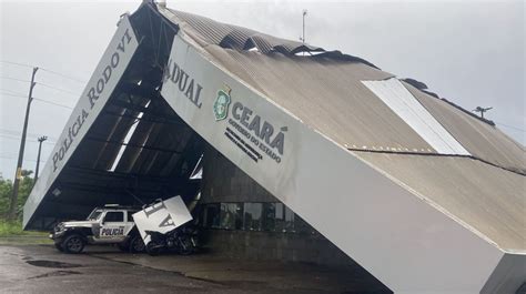 Posto da Polícia Rodoviária desaba durante forte chuva no Ceará