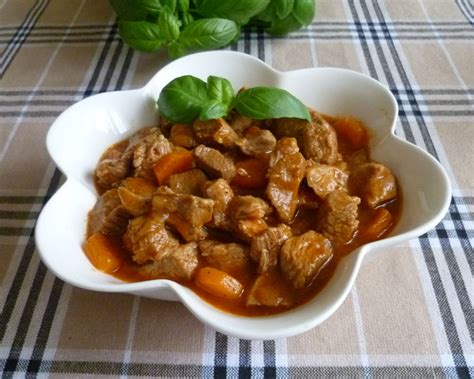 Gulasz z indyka - przepis - PrzyslijPrzepis.pl