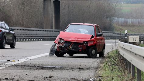 B G Ppingen Auto Prallt Gegen Leitplanke