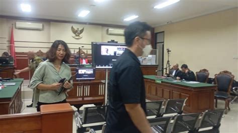 Tak Hadir Di Persidangan Eks Kepala Bea Cukai Yogyakarta Irwan Mussry