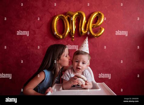 Die ältere Schwester Gratuliert Dem Jüngeren Bruder Zu Seinem Ersten Geburtstag Mädchen Küsst